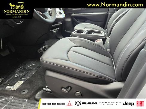 New 2027 Chrysler Pacifica Select FWD image 9