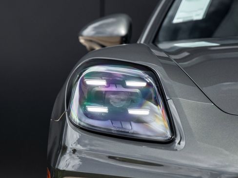 Certified 2025 Porsche Panamera image 16