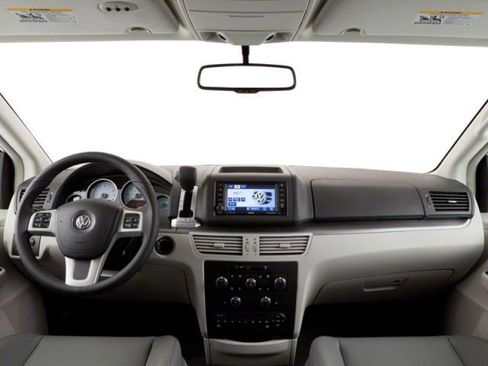 Used 2010 Volkswagen Routan SE FWD image 5