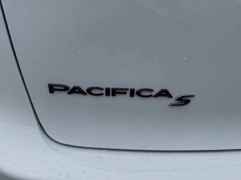Used 2022 Chrysler Pacifica Touring-L w/ S Appearance Package image 16