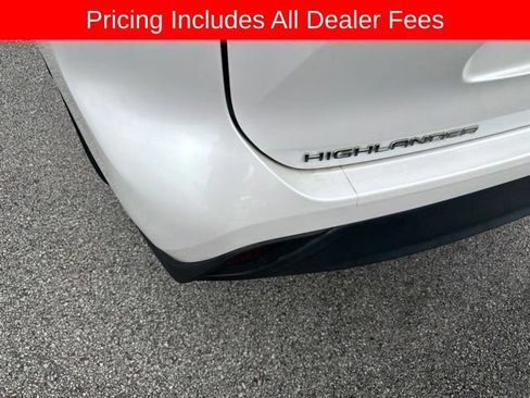 Used 2024 Toyota Highlander XLE AWD/4WD image 18