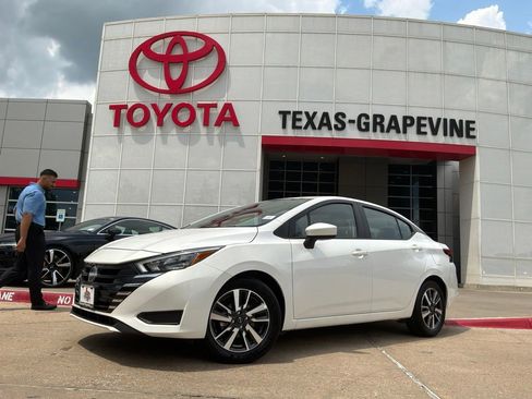 Used 2025 Nissan Versa SV FWD image 2