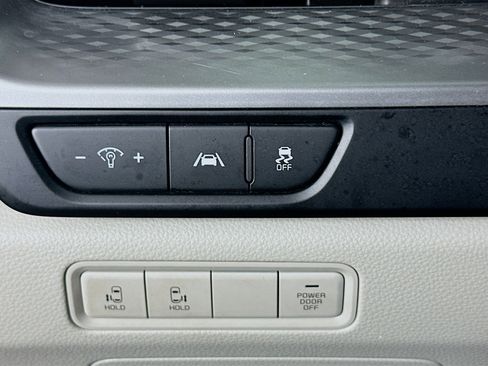 Used 2024 Kia Carnival LX image 16