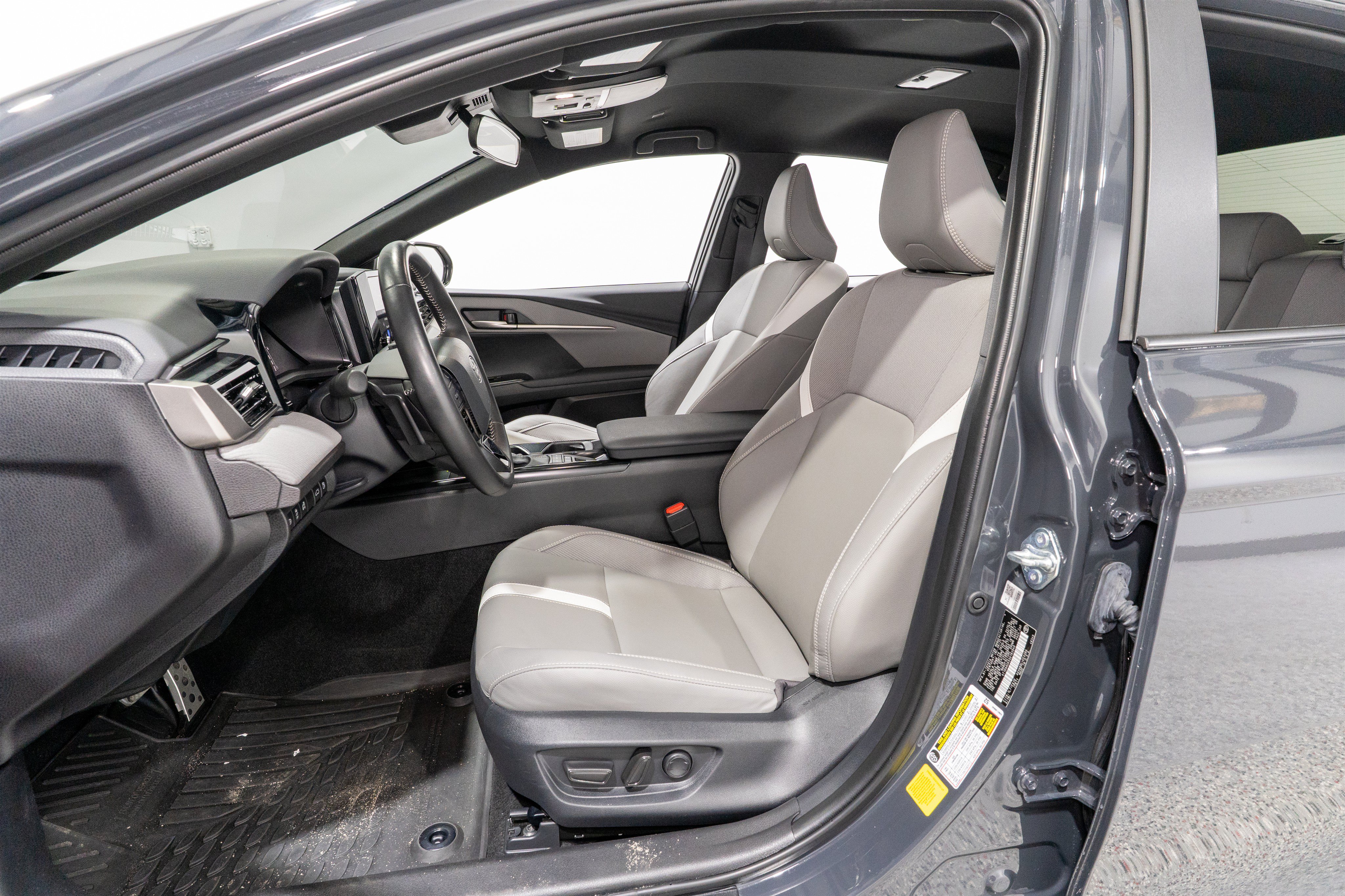 Used 2025 Toyota Camry SE FWD image 15