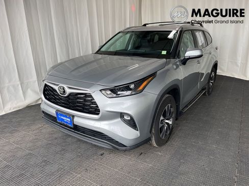 Used 2024 Toyota Highlander XLE AWD/4WD image 1