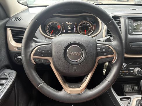 Used 2016 Jeep Cherokee Latitude FWD image 24