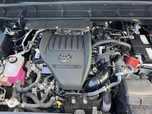 Used 2025 Toyota Highlander LE FWD image 36