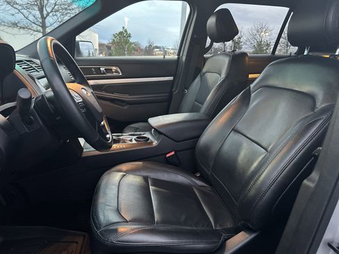 Used 2017 Ford Explorer XLT w/ Equipment Group 202A image 24