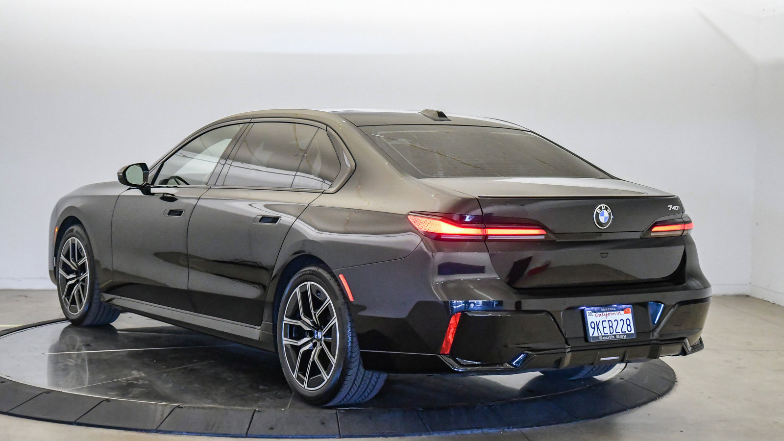 Certified 2024 BMW 740i w/ Premium Package RWD image 2