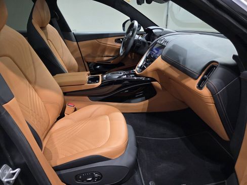 Used 2023 Aston Martin DBX image 22
