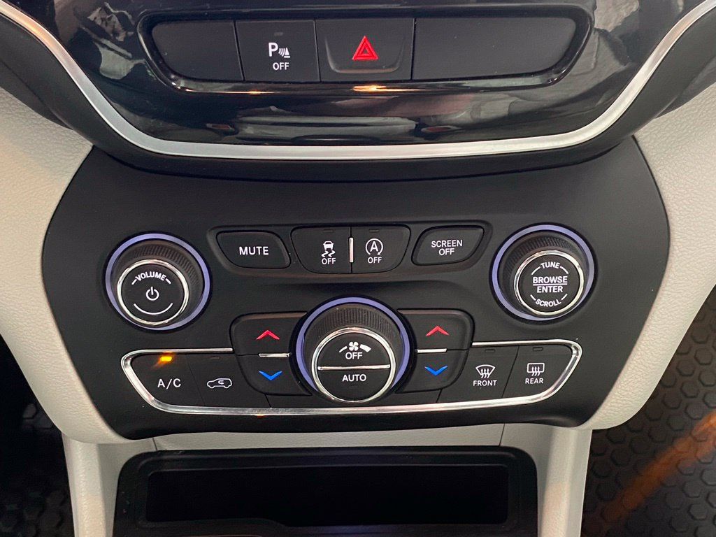 Used 2019 Jeep Cherokee Limited AWD/4WD image 23