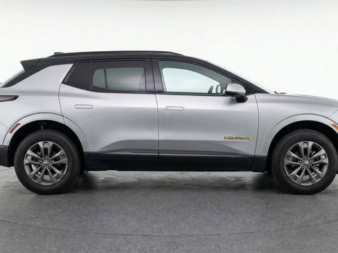 Used 2025 Chevrolet Equinox LT FWD image 11