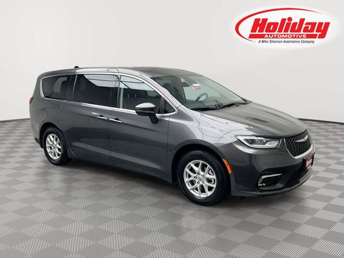 Used 2023 Chrysler Pacifica Touring-L FWD image 1