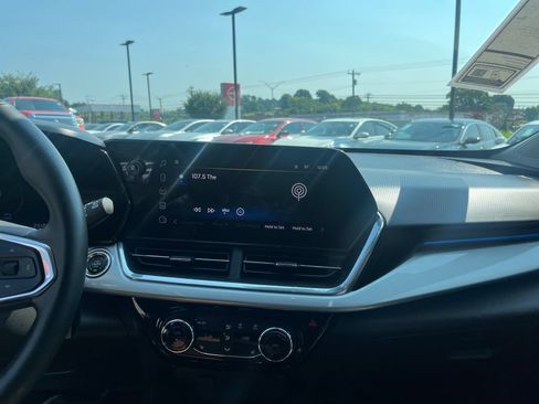 Used 2024 Chevrolet Trax LT w/ Driver Confidence Package FWD image 15