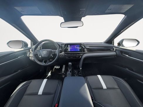 Used 2025 Toyota Camry SE image 13