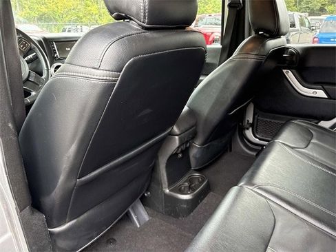 Used 2018 Jeep Wrangler Unlimited Rubicon w/ Connectivity Group image 17