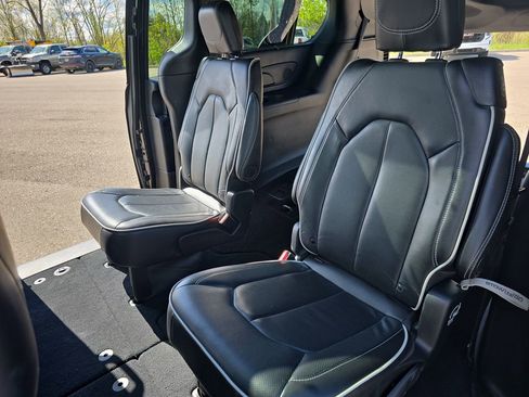 Used 2025 Chrysler Pacifica Limited FWD image 16