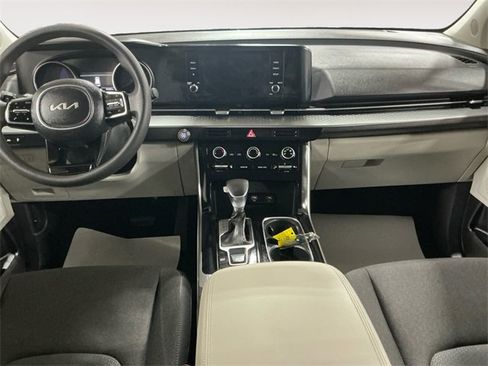 Used 2024 Kia Carnival LX image 10