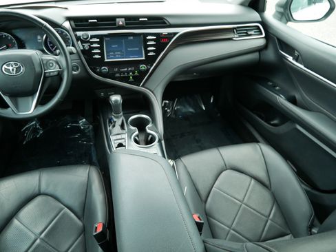 Used 2018 Toyota Camry XLE FWD image 11
