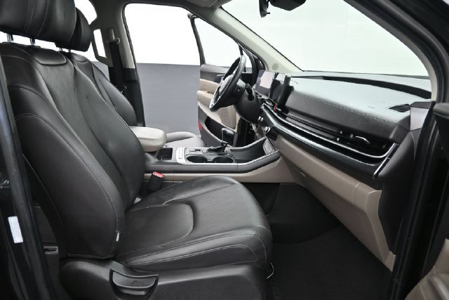 Used 2025 Kia Carnival FWD image 12