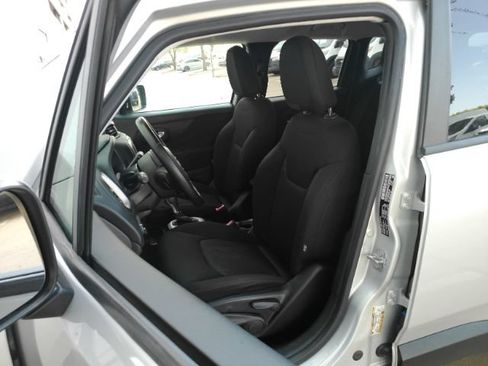 Used 2017 Jeep Renegade Latitude w/ Cold Weather Group AWD/4WD image 13