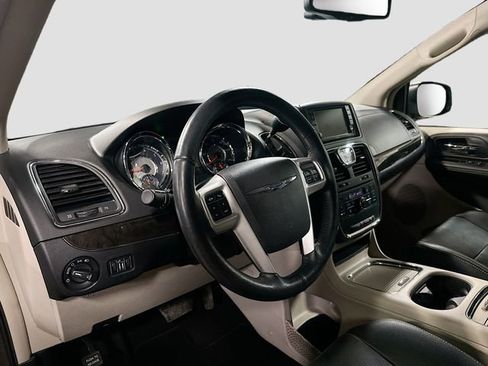 Used 2016 Chrysler Town & Country Touring-L w/ Driver Convenience Group image 10