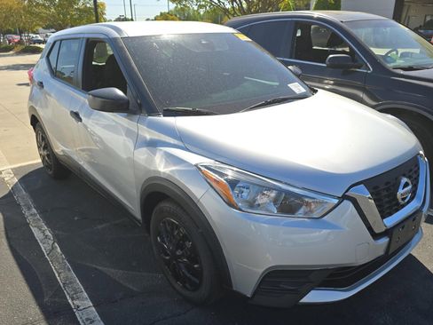Used 2020 Nissan Kicks S FWD image 3