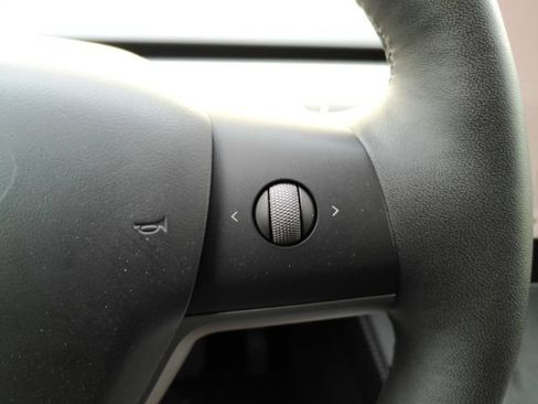 Used 2025 Tesla Model Y Long Range AWD/4WD image 38