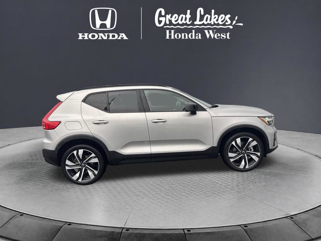 Used 2023 Volvo XC40 B5 Plus w/ Driver Assist Package AWD/4WD image 7
