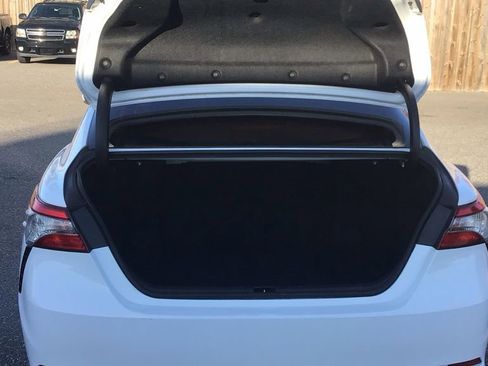 Used 2018 Toyota Camry SE image 9