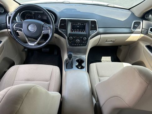 Used 2019 Jeep Grand Cherokee Laredo AWD/4WD image 31