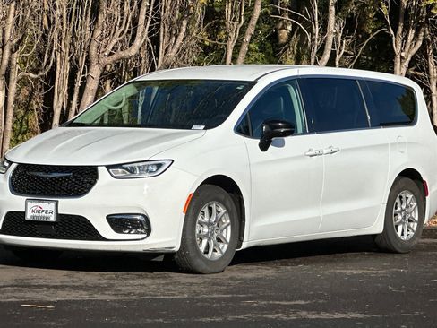 Used 2024 Chrysler Pacifica Touring-L image 8