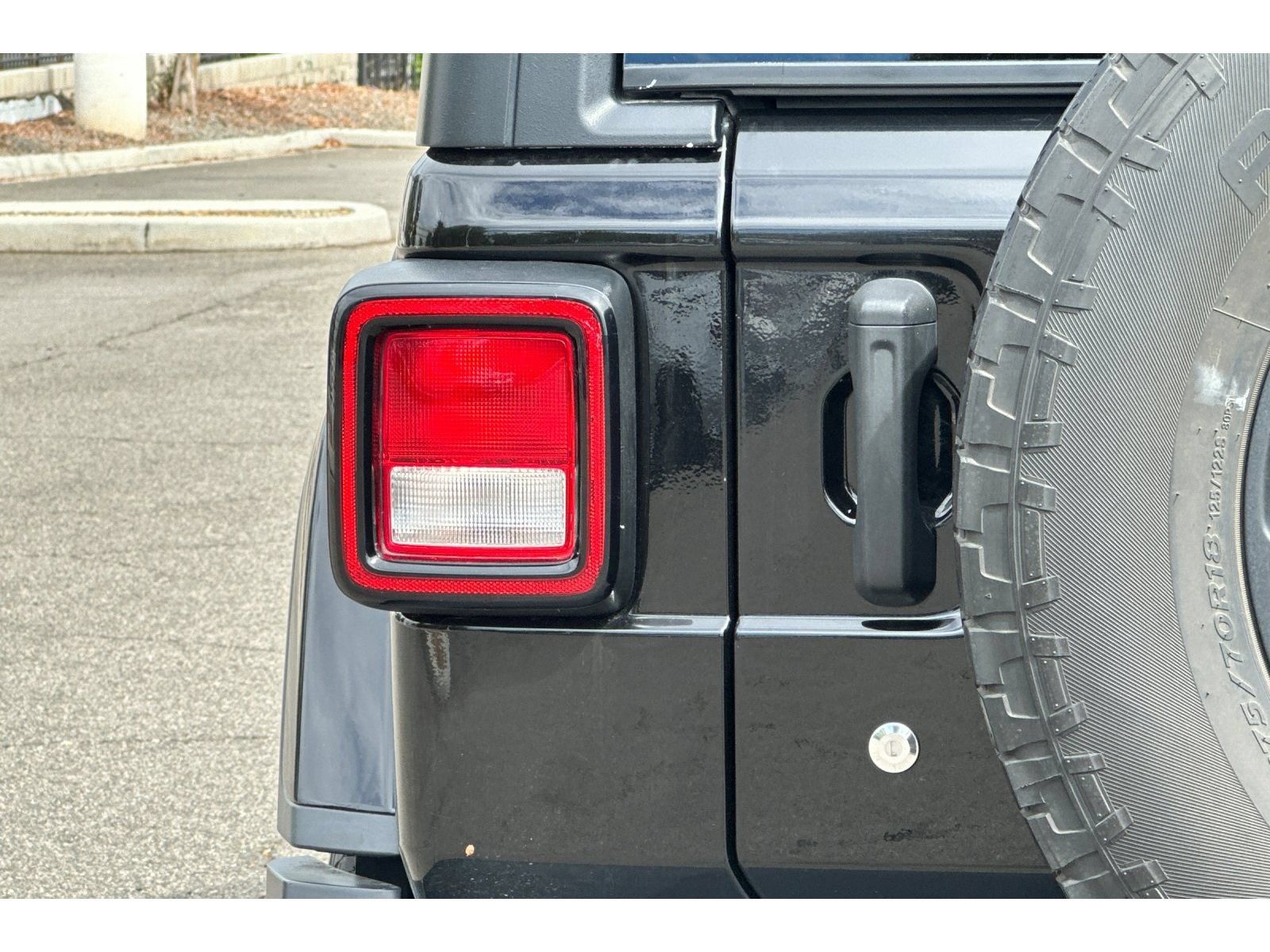 Used 2018 Jeep Wrangler Unlimited Sahara AWD/4WD image 14