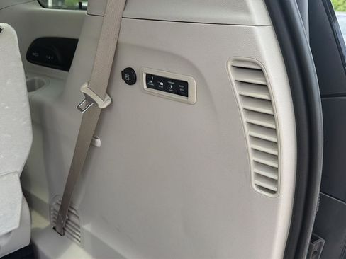 Used 2017 Chrysler Pacifica Limited w/ Advanced Safetytec Group FWD image 12