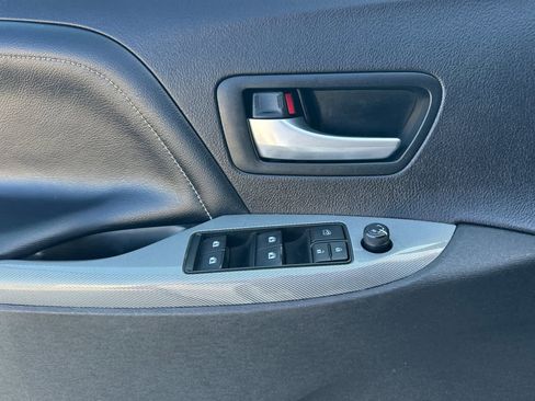 Used 2017 Toyota Sienna SE image 10