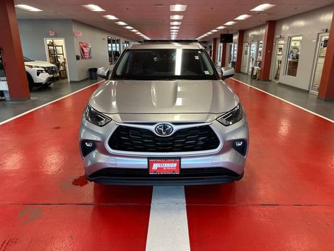 Used 2023 Toyota Highlander XLE AWD/4WD image 8