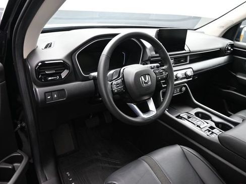 Used 2025 Honda Pilot Touring image 9