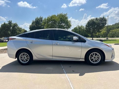 Used 2016 Toyota Prius Two image 4
