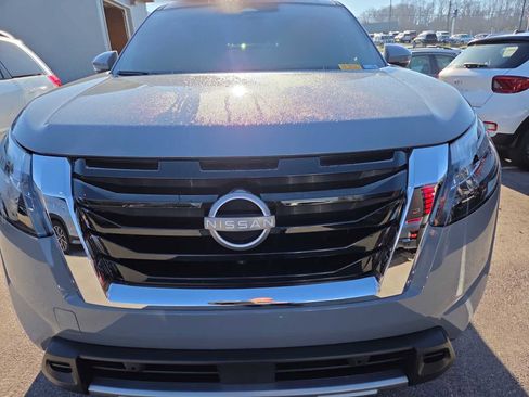 Used 2025 Nissan Pathfinder Platinum image 11