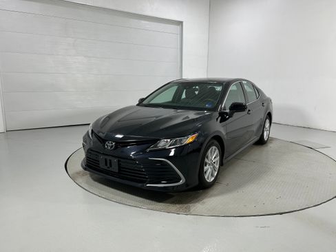 Used 2022 Toyota Camry LE AWD/4WD image 19