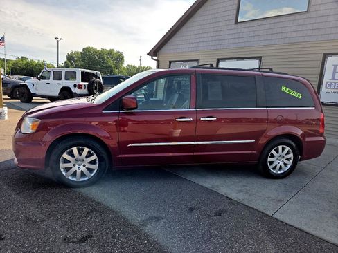 Used 2016 Chrysler Town & Country Touring w/ Driver Convenience Group image 8