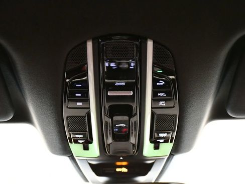 Used 2023 Porsche Cayenne Platinum Edition image 25