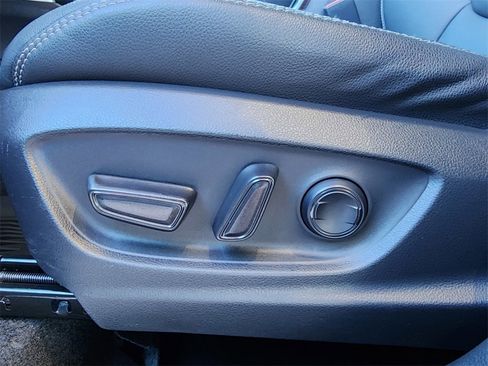 Used 2024 Toyota Corolla Cross XLE image 16