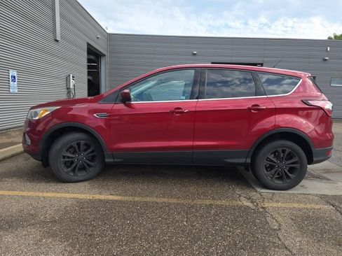 Used 2017 Ford Escape SE w/ SE Cold Weather Package AWD/4WD image 3