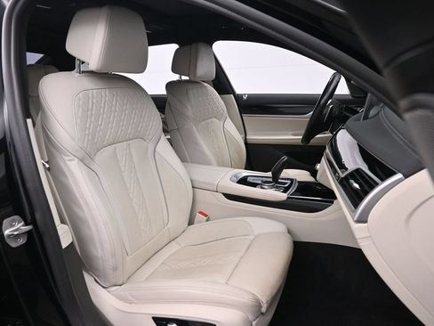 Used 2022 BMW 740i w/ M Sport Package RWD image 27