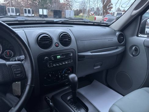 Used 2007 Jeep Liberty Sport image 28