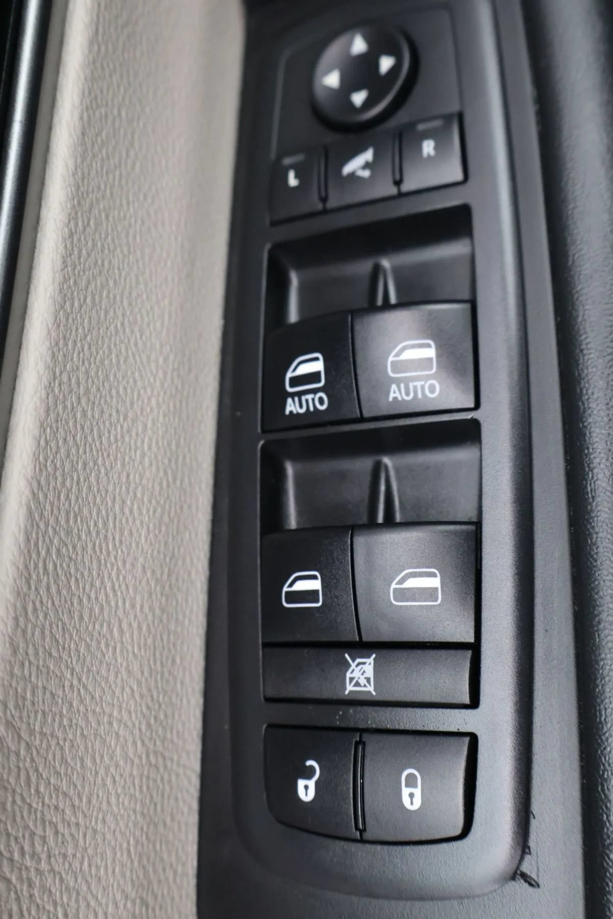 Used 2024 Chrysler Pacifica Touring-L FWD image 21