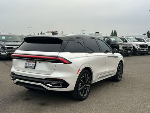 Used 2024 Lincoln Nautilus Reserve image 3