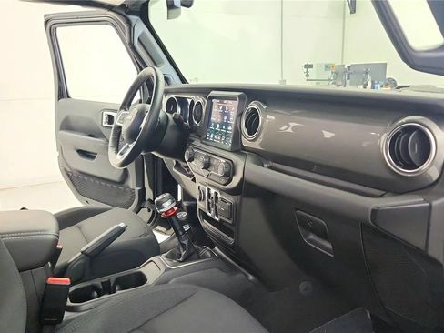 Used 2022 Jeep Gladiator Overland w/ Cold Weather Group AWD/4WD image 28