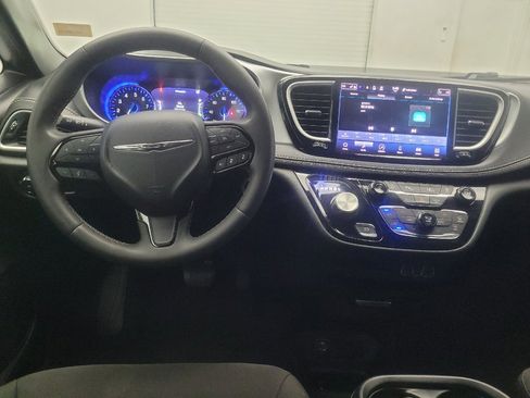 Used 2023 Chrysler Pacifica Touring FWD image 22